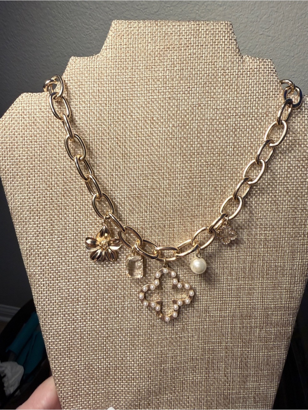Gold Tone Chunky Chain Charm Necklace Pearl Rhinestone Flower 18”